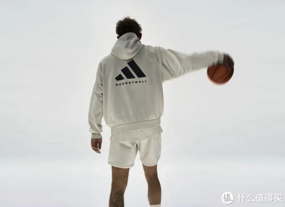 “吹杨”三代正式发售，这才是我们想要看到的 Adidas！