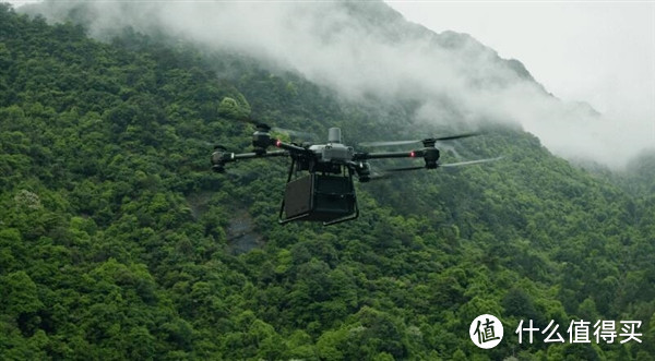 大疆发布 FlyCart 30 运载无人机，大载重/长航程、跨海拔/宽温域、超视距，强信号