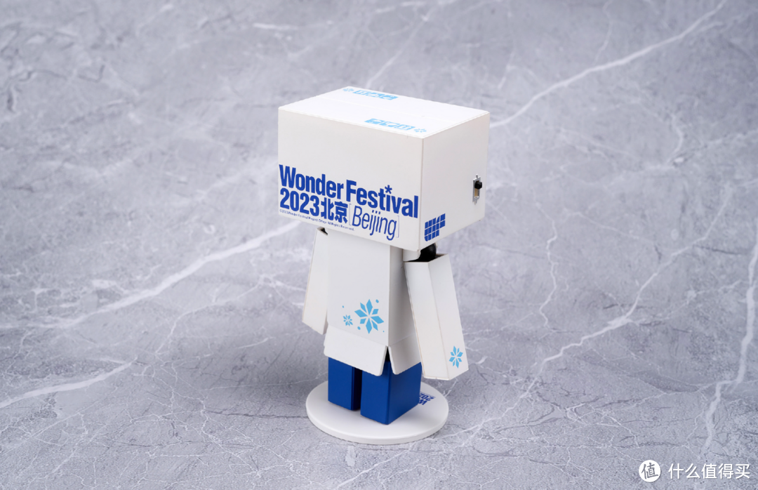 WF2023北京会场特别贩售「冬日纪念款纸箱人阿楞」，内附参展品牌以及入场指南，一齐圣诞相聚！