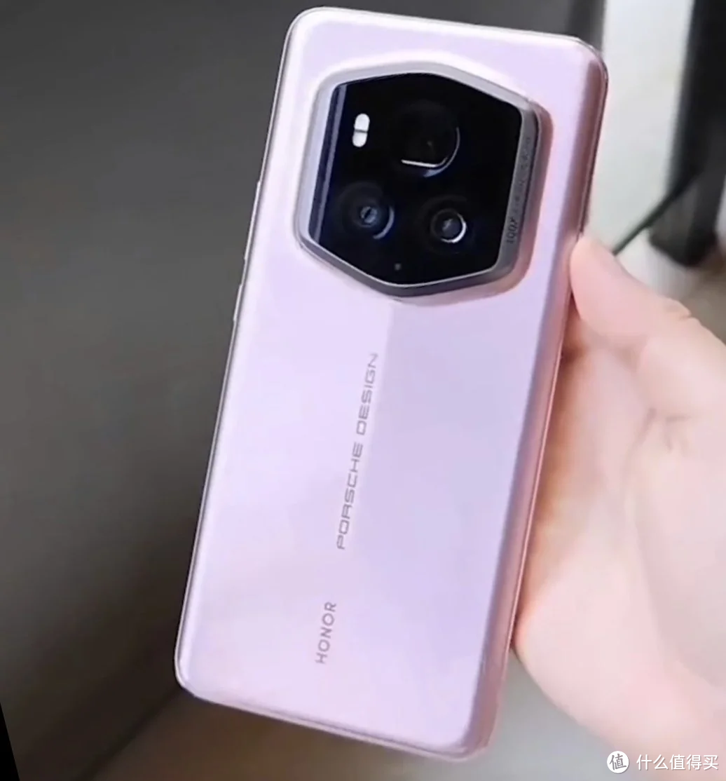 网传 | 荣耀Magic6 RSR保时捷版真机亮相：粉紫机身配六边形相机