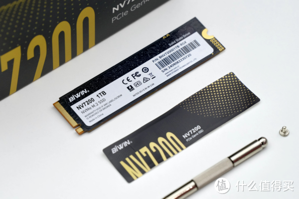 内行评测：自带石墨烯散热贴 | 佰维NV7200 PCIe 4.0 SSD