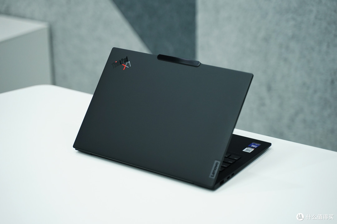内行评测：换装Lunar Lake处理器，13年经典传承！ThinkPad X1 Carbon Aura AI 2025上手体验