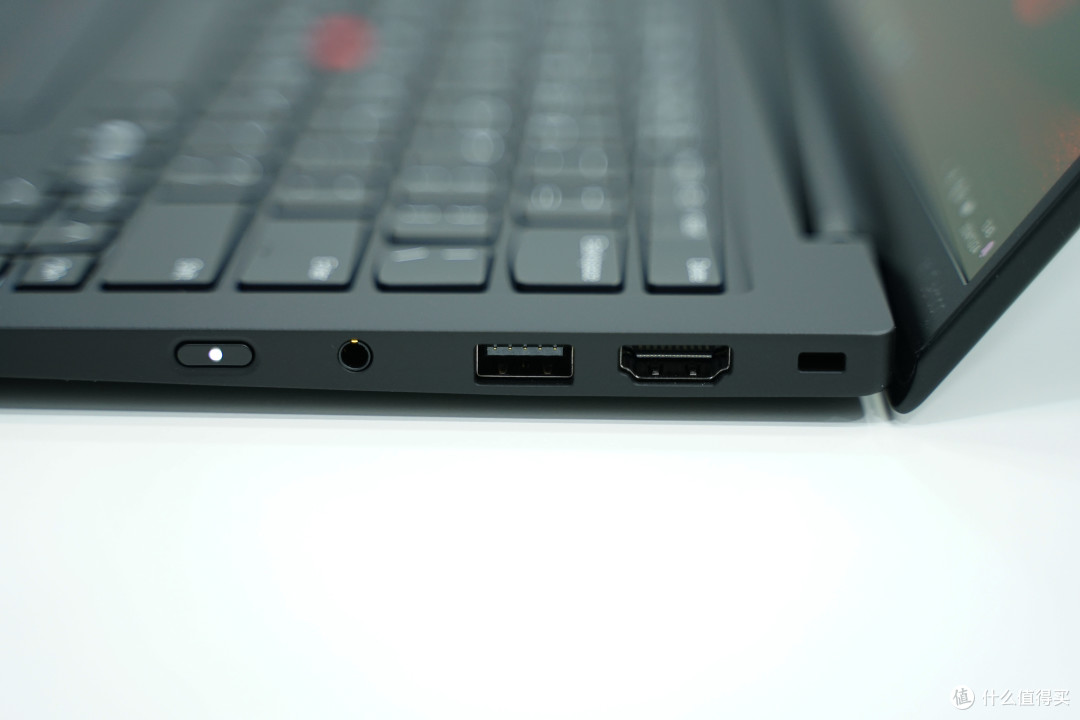 内行评测：换装Lunar Lake处理器，13年经典传承！ThinkPad X1 Carbon Aura AI 2025上手体验